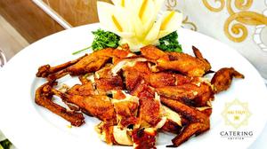 Món gà quay mật ong với hương vị tinh tế