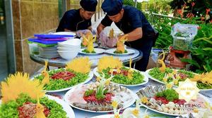 Sự tận tâm của đôi ngũ đầu bếp khi chuẩn bị cho các món ăn