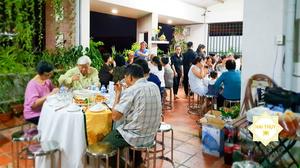 Mọi người cùng nhau thưởng thức buổi tiệc