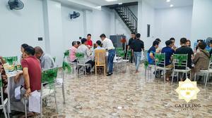 Không gian vui vẻ của buổi tiệc
