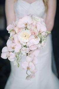 Những mẫu hoa cầm tay cô dâu trong buổi tiệc kết hôn