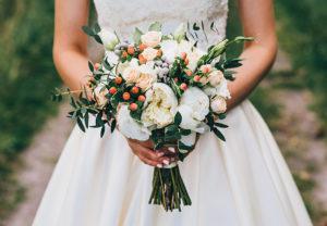 Những mẫu hoa cầm tay cô dâu trong buổi tiệc kết hôn
